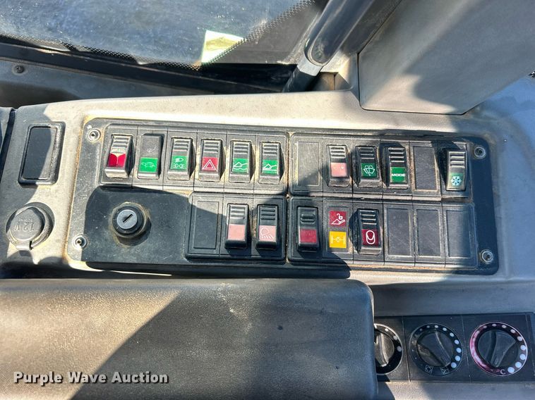 image for item DO7565 2013 John Deere 324J wheel loader