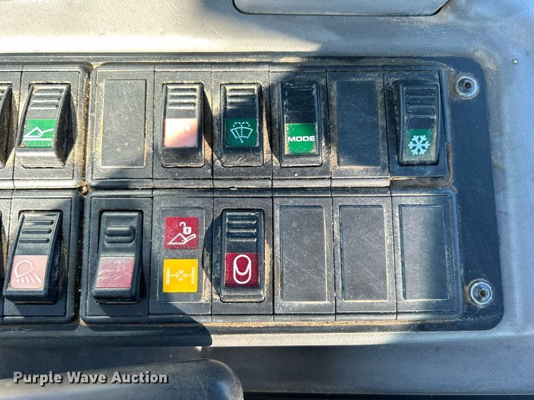 image for item DO7565 2013 John Deere 324J wheel loader