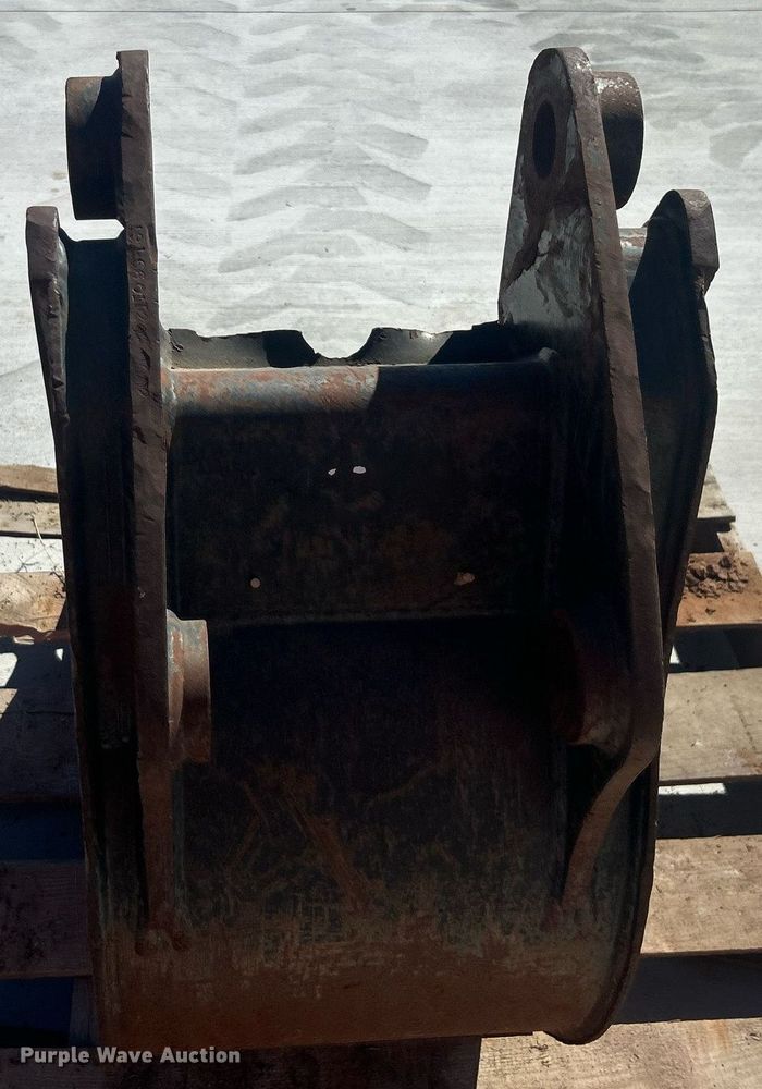 image for item DO7582 Caterpillar  bucket