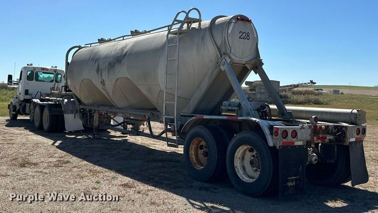 image for item DP8538 1995 Heil pneumatic dry bulk trailer