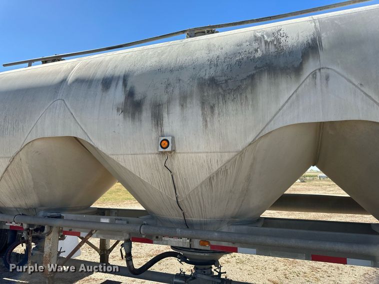 image for item DP8538 1995 Heil pneumatic dry bulk trailer