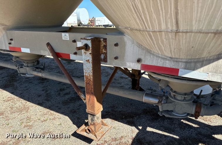 image for item DP8538 1995 Heil pneumatic dry bulk trailer