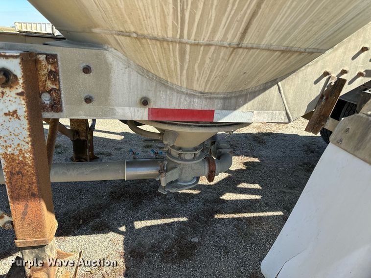 image for item DP8538 1995 Heil pneumatic dry bulk trailer