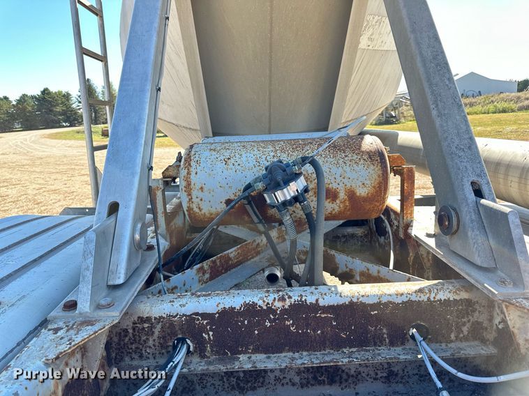 image for item DP8538 1995 Heil pneumatic dry bulk trailer