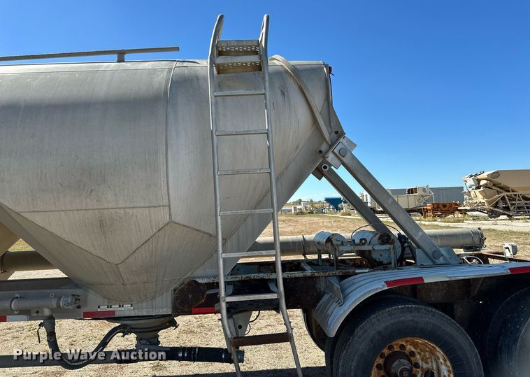 image for item DP8538 1995 Heil pneumatic dry bulk trailer