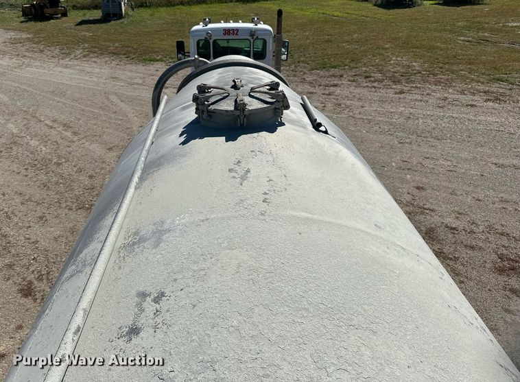 image for item DP8538 1995 Heil pneumatic dry bulk trailer