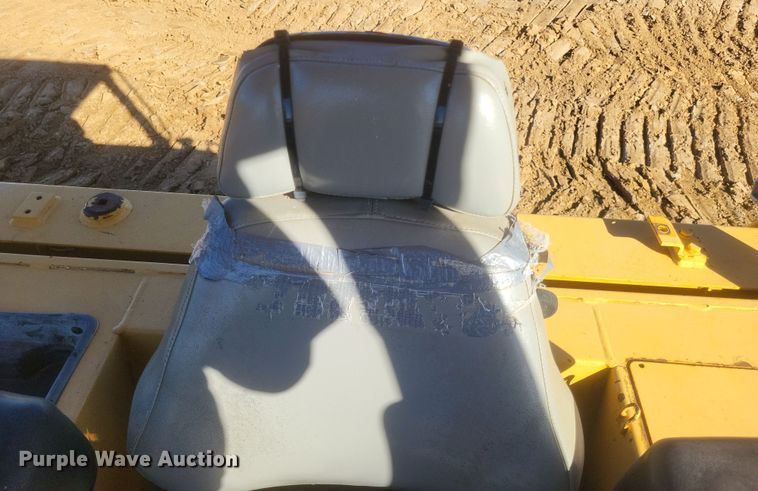 image for item DQ3710 2000 John Deere  750C LGP dozer