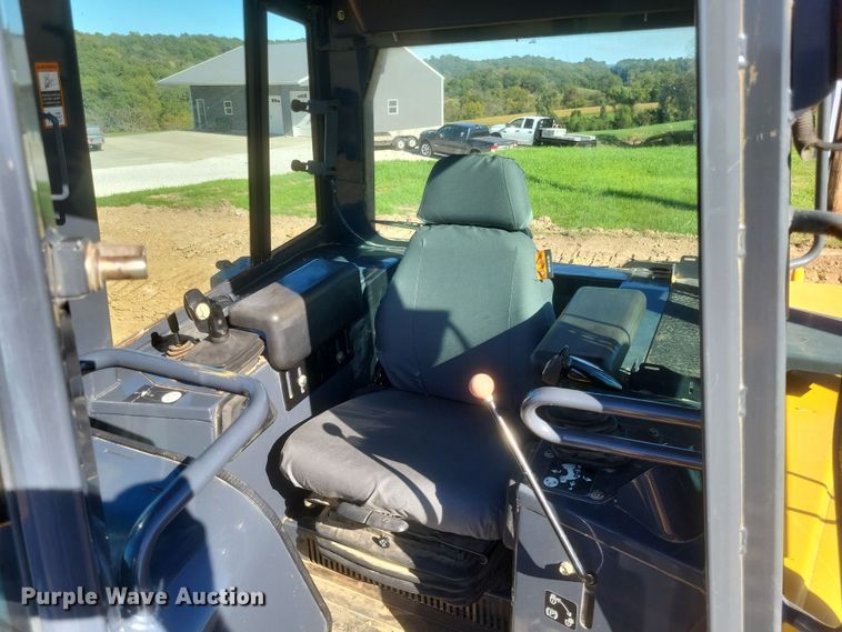 image for item DQ3711 2011 John Deere   750J LGP dozer