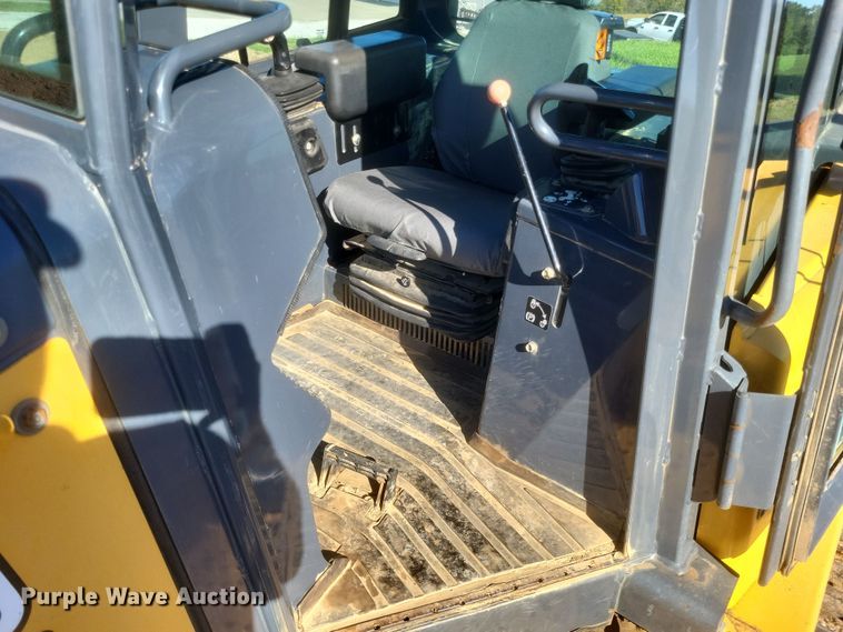 image for item DQ3711 2011 John Deere   750J LGP dozer