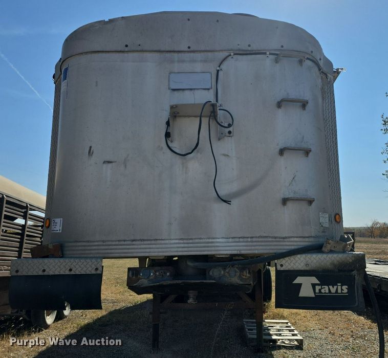 image for item DQ5232 2010 Travis T102 grain trailer