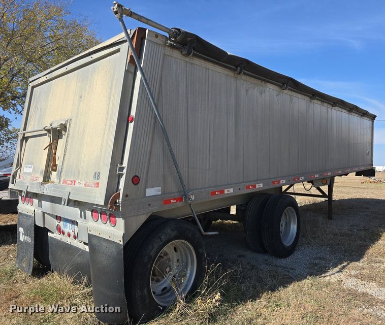 image for item DQ5232 2010 Travis T102 grain trailer