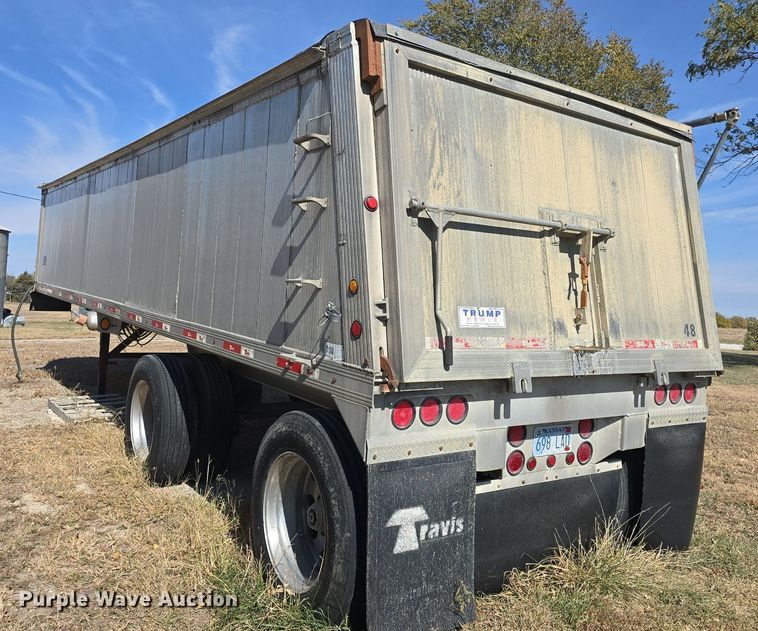 image for item DQ5232 2010 Travis T102 grain trailer