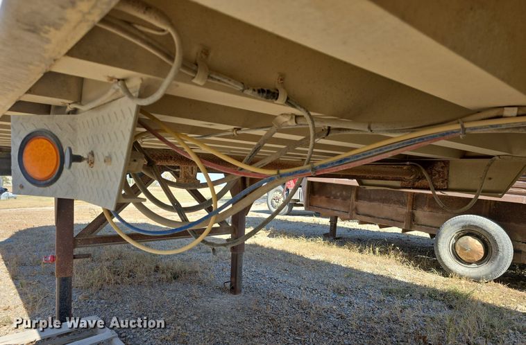 image for item DQ5232 2010 Travis T102 grain trailer