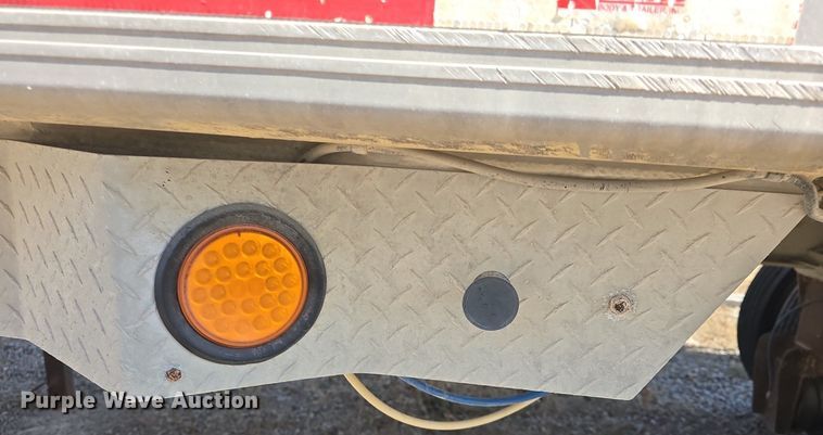 image for item DQ5232 2010 Travis T102 grain trailer