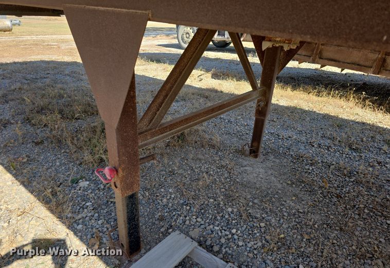 image for item DQ5232 2010 Travis T102 grain trailer