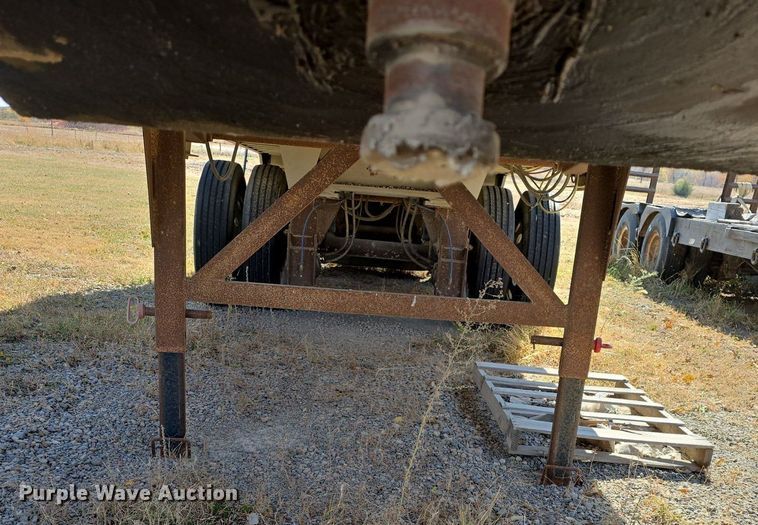 image for item DQ5232 2010 Travis T102 grain trailer