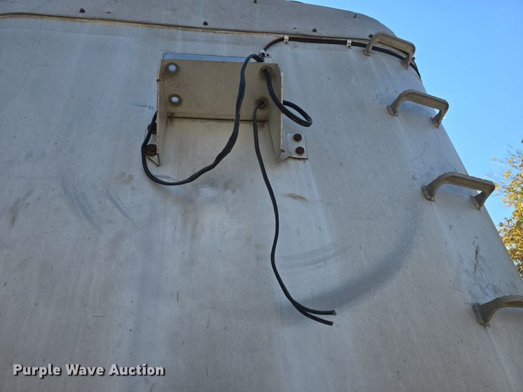 image for item DQ5232 2010 Travis T102 grain trailer