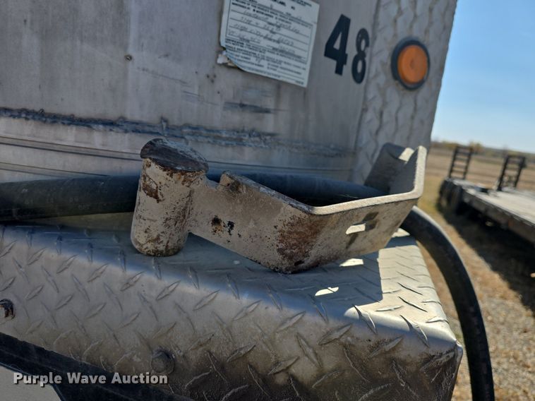 image for item DQ5232 2010 Travis T102 grain trailer