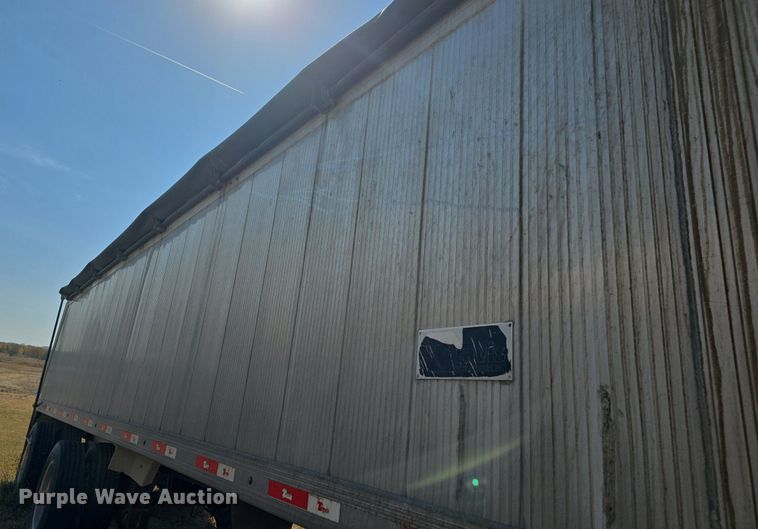 image for item DQ5232 2010 Travis T102 grain trailer