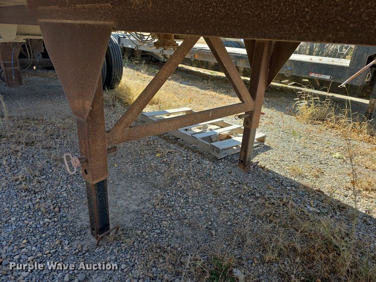 image for item DQ5232 2010 Travis T102 grain trailer