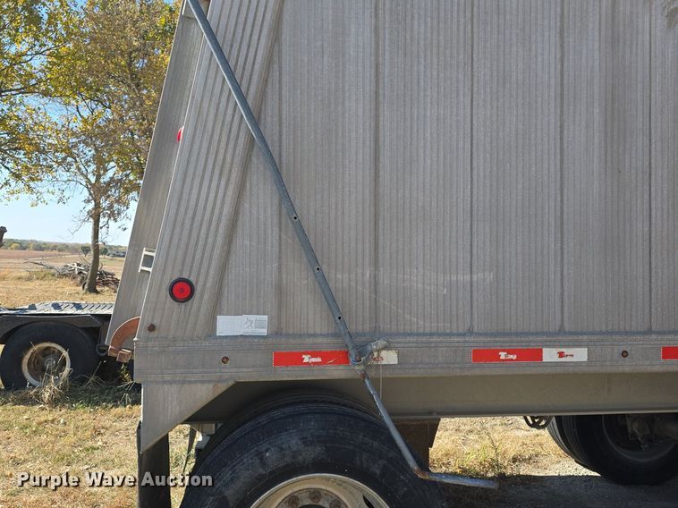 image for item DQ5232 2010 Travis T102 grain trailer