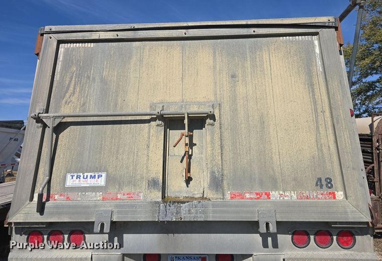 image for item DQ5232 2010 Travis T102 grain trailer