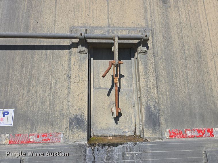 image for item DQ5232 2010 Travis T102 grain trailer