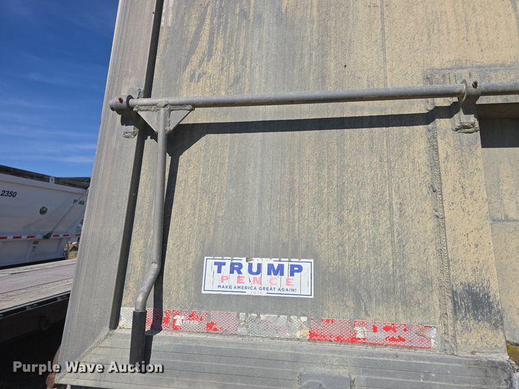 image for item DQ5232 2010 Travis T102 grain trailer