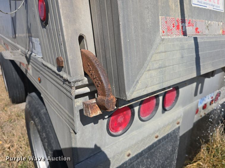 image for item DQ5232 2010 Travis T102 grain trailer