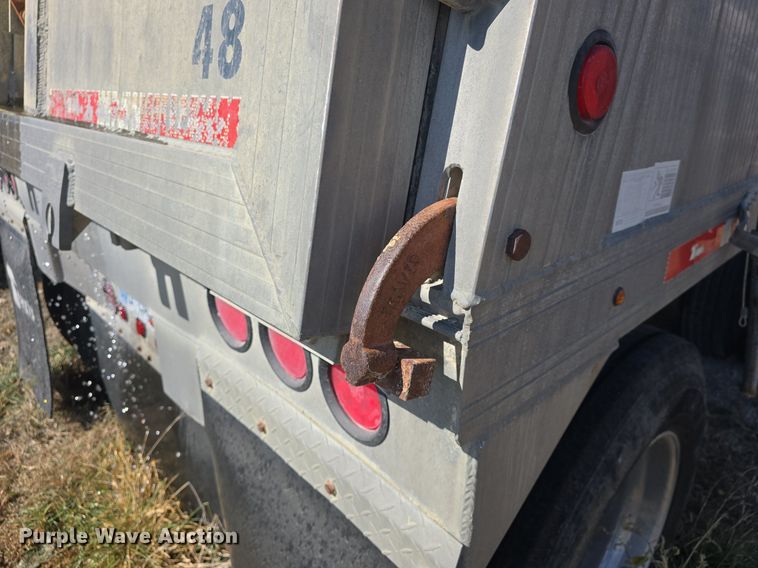 image for item DQ5232 2010 Travis T102 grain trailer