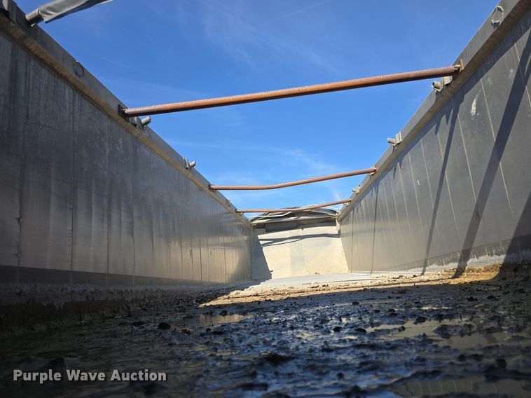 image for item DQ5232 2010 Travis T102 grain trailer