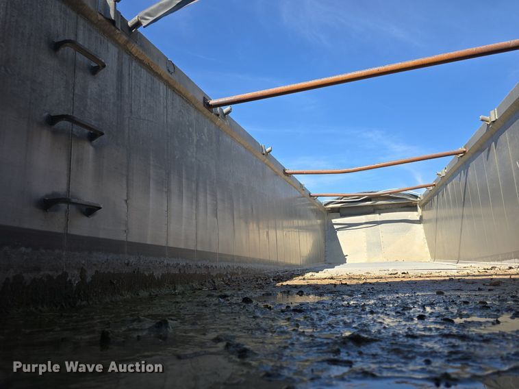 image for item DQ5232 2010 Travis T102 grain trailer