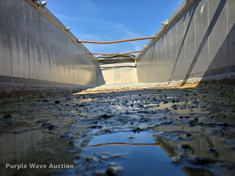 image for item DQ5232 2010 Travis T102 grain trailer