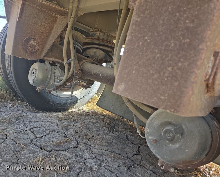 image for item DQ5232 2010 Travis T102 grain trailer
