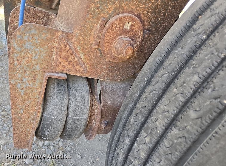 image for item DQ5232 2010 Travis T102 grain trailer