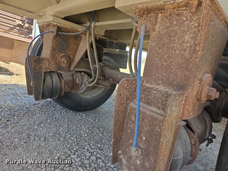 image for item DQ5232 2010 Travis T102 grain trailer