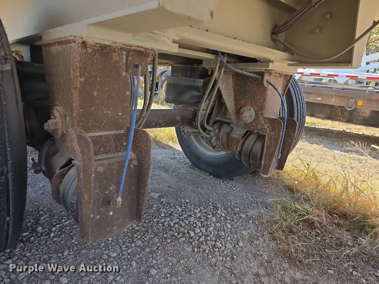 image for item DQ5232 2010 Travis T102 grain trailer