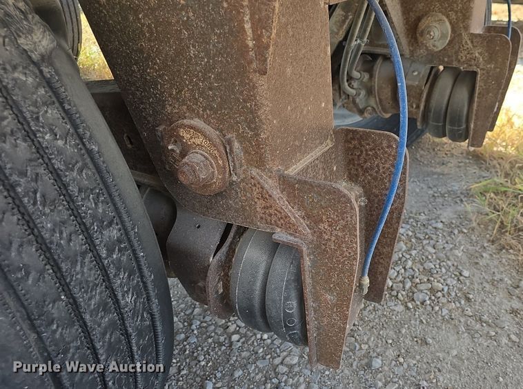 image for item DQ5232 2010 Travis T102 grain trailer