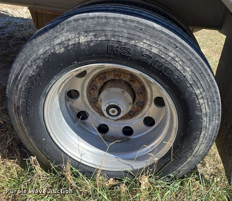 image for item DQ5232 2010 Travis T102 grain trailer