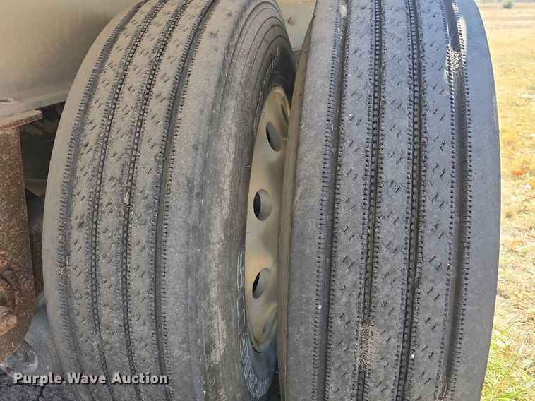 image for item DQ5232 2010 Travis T102 grain trailer