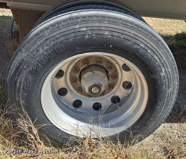 image for item DQ5232 2010 Travis T102 grain trailer