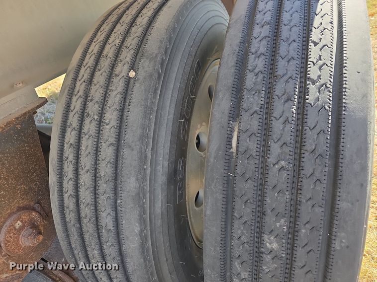 image for item DQ5232 2010 Travis T102 grain trailer