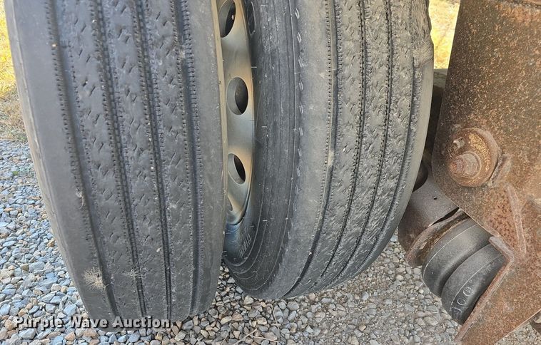 image for item DQ5232 2010 Travis T102 grain trailer