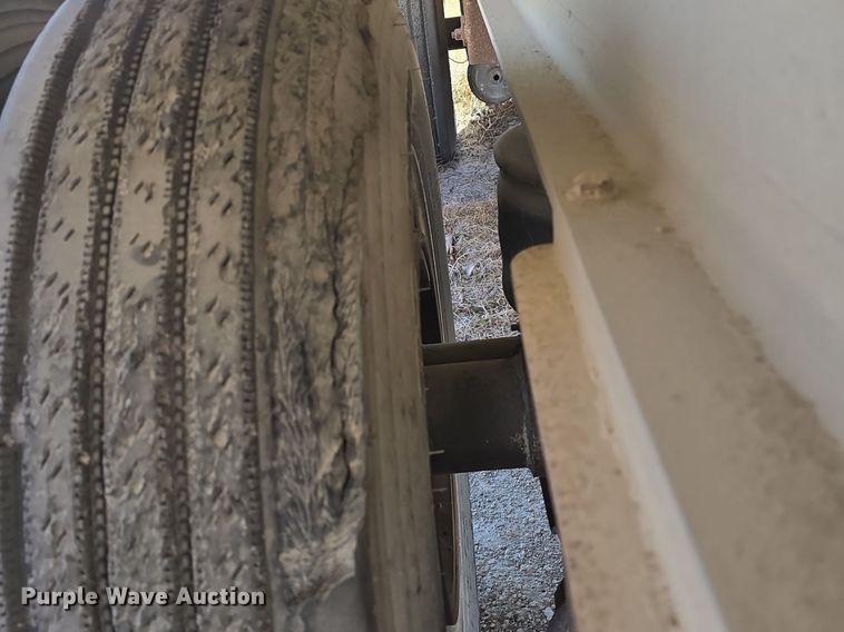 image for item DQ5232 2010 Travis T102 grain trailer