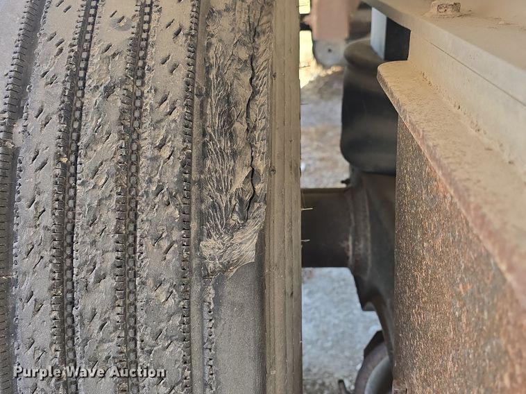 image for item DQ5232 2010 Travis T102 grain trailer