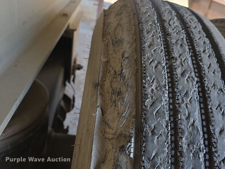 image for item DQ5232 2010 Travis T102 grain trailer