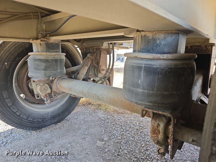 image for item DQ5232 2010 Travis T102 grain trailer