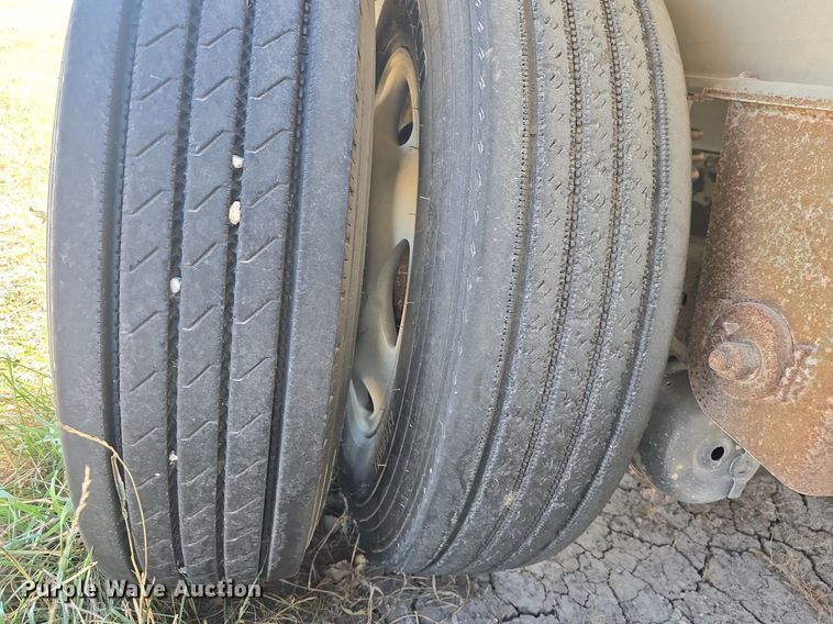 image for item DQ5232 2010 Travis T102 grain trailer