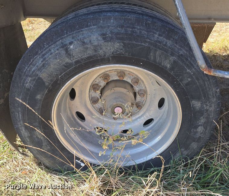 image for item DQ5232 2010 Travis T102 grain trailer