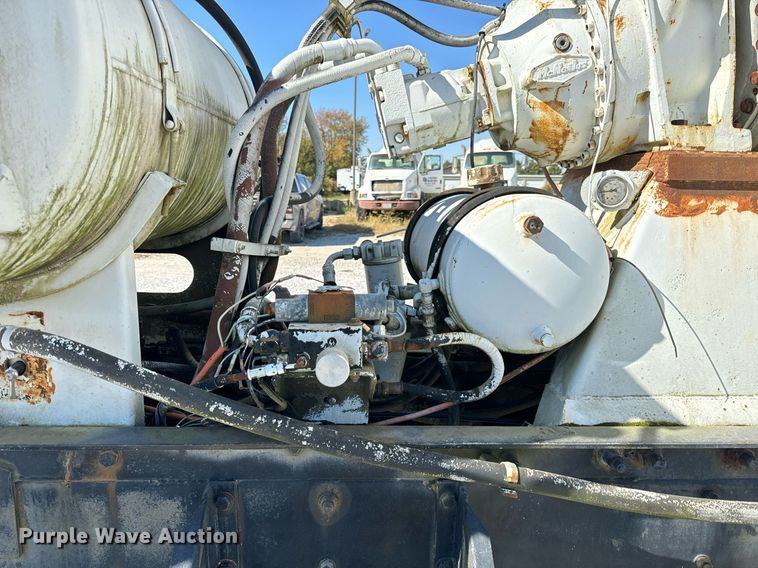 image for item DT2096 1999 Mack  RD690S ready mix truck